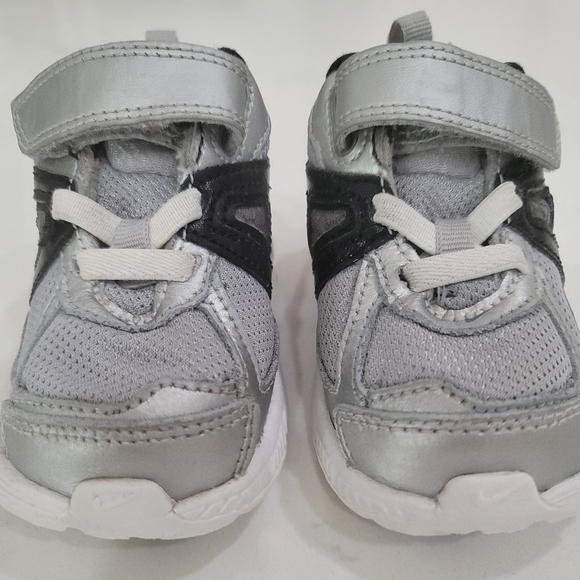 Nike Darts 9 Leather & Synthetic Silver and Black Toddler Size 4C - Picture 2 of 11